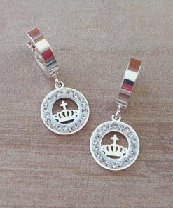 ARO DE ACERO BLANCO ARGOLLA HUGGIE 13 MM Y DIJE REDONDO CON STRASS CALADO CON CORONA