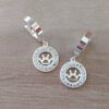 ARO DE ACERO BLANCO ARGOLLA HUGGIE 13 MM Y DIJE REDONDO CON STRASS CALADO CON CORONA
