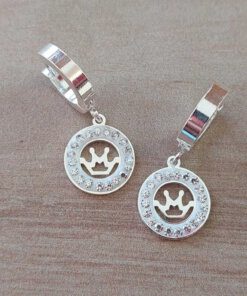 ARO DE ACERO BLANCO ARGOLLA HUGGIE 13 MM Y DIJE REDONDO CON STRASS CALADO CON CORONA