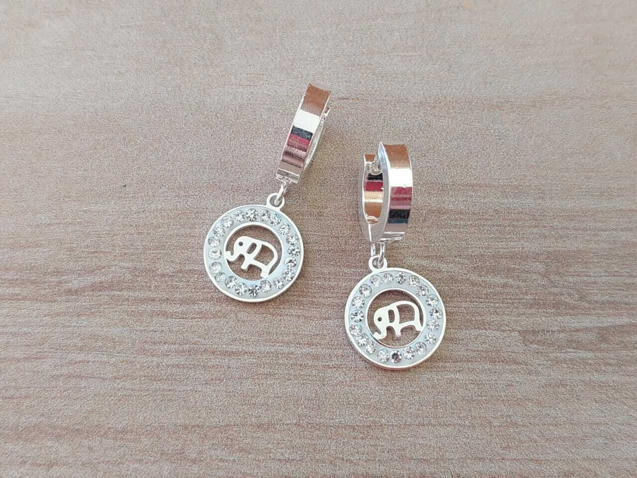 ARO DE ACERO BLANCO ARGOLLA HUGGIE 13 MM Y DIJE REDONDO CON STRASS CALADO CON ELEFANTE