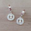 ARO DE ACERO BLANCO ARGOLLA HUGGIE 13 MM Y DIJE REDONDO CON STRASS CALADO CON NENA