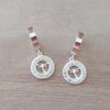 ARO DE ACERO BLANCO ARGOLLA HUGGIE 13 MM Y DIJE REDONDO CON STRASS CALADO CON LIBÉLULA