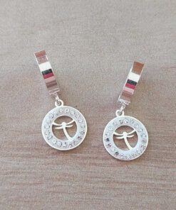 ARO DE ACERO BLANCO ARGOLLA HUGGIE 13 MM Y DIJE REDONDO CON STRASS CALADO CON LIBÉLULA