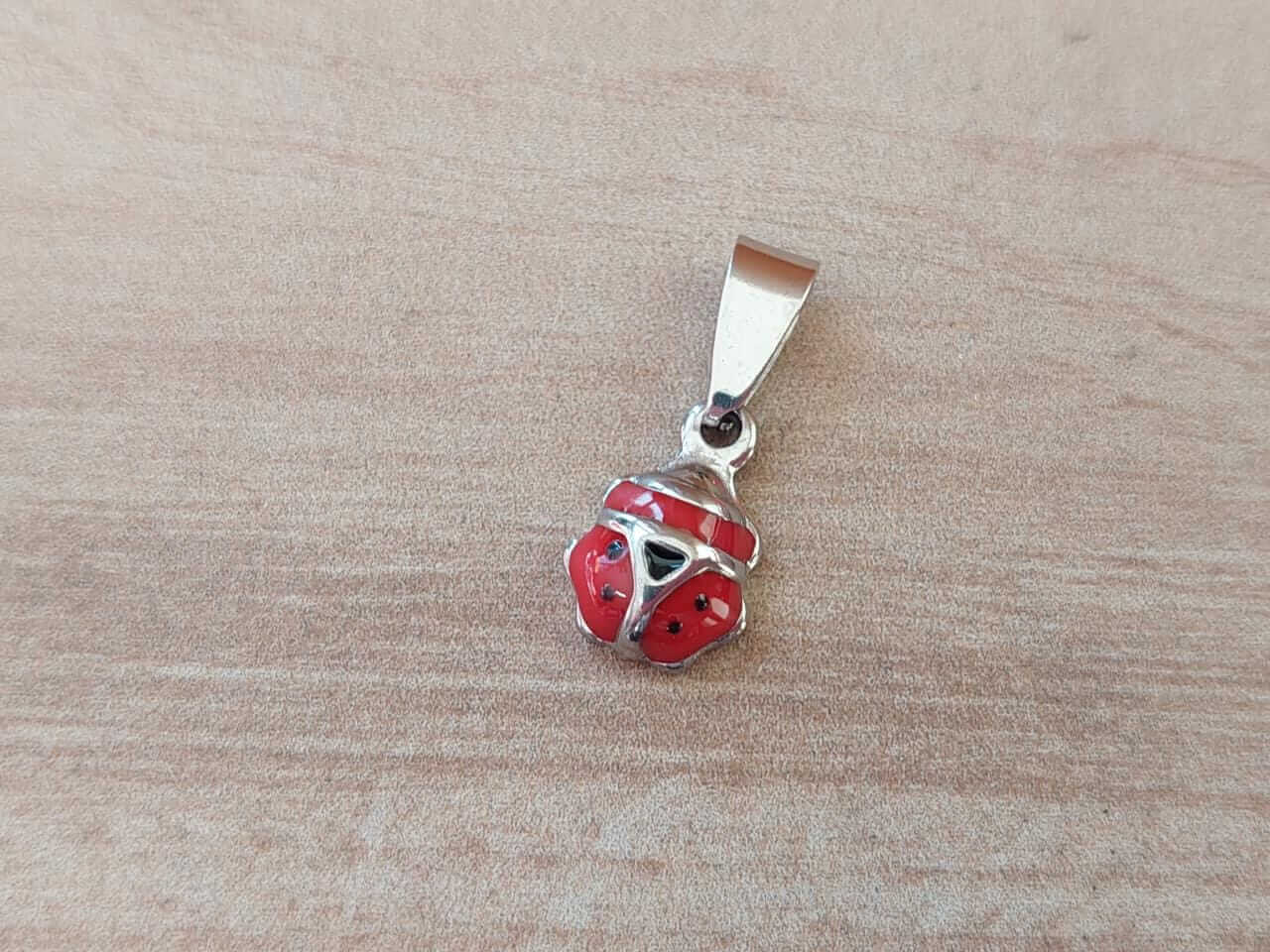 DIJE DE ACERO VAQUITA SAN ANTONIO ESMALTADA ROJO. 8 X 11 MM