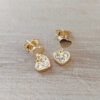 ARO DE ACERO DORADO CORAZÓN CON CORAZÓN C/STRASS COLGANTE.