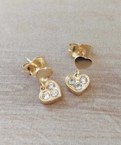 ARO DE ACERO DORADO CORAZÓN CON CORAZÓN C/STRASS COLGANTE.