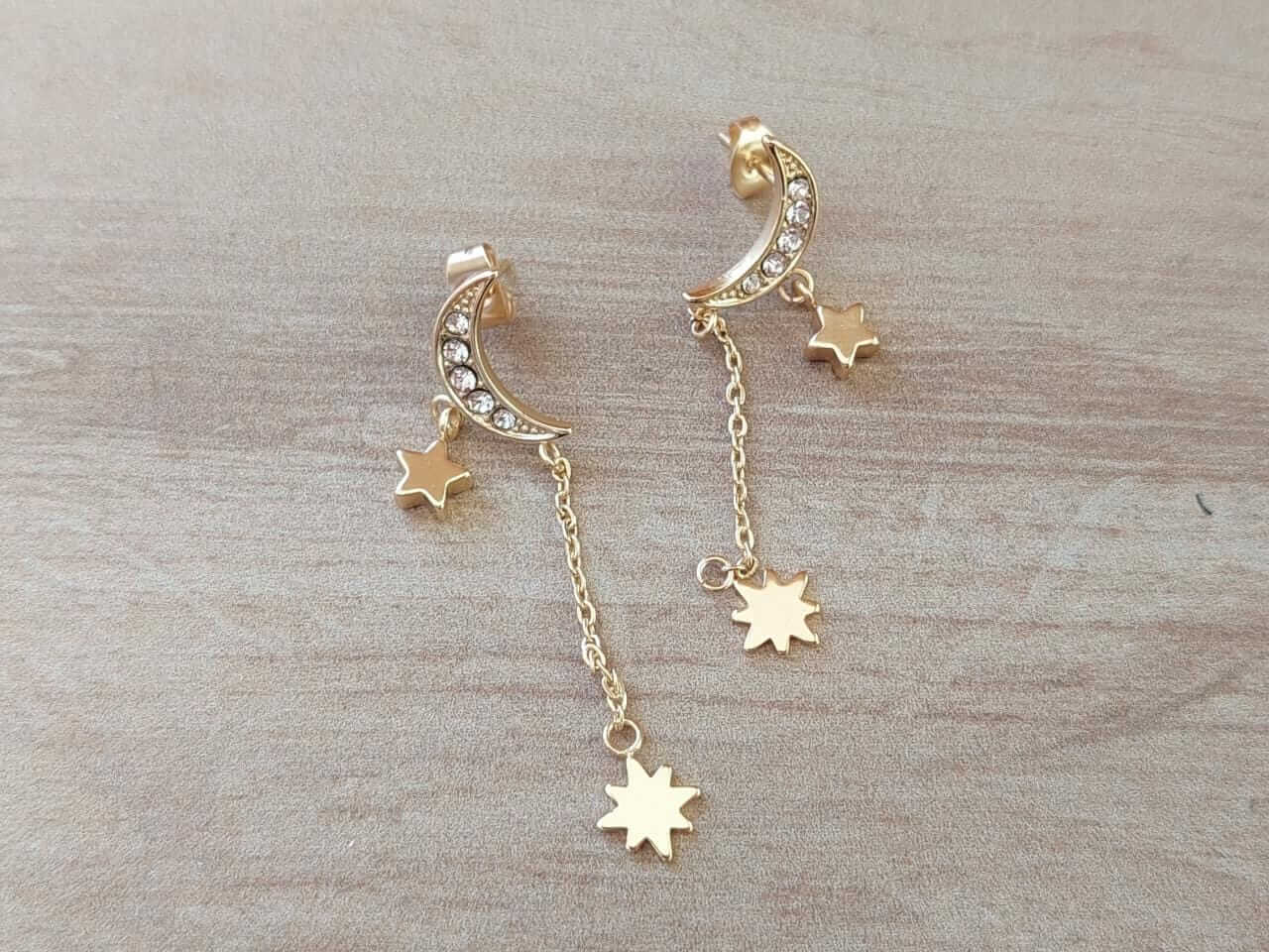 ARO DE ACERO DORADO LUNA C/STRASS Y ESTRELLAS COLGANTE. LARGO TOTAL 45 MM