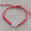 PULSERA EXTENSIBLE DE HILO ROJO TEJIDO CON CENTRO CORAZÓN DE ACERO BLANCO CON CUBIK