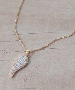 COLGANTE DE ACERO DORADO ESLABÓN ESPEJITO CON DIJE ALA CON STRASS. LARGO CADENA 44 CM + 4 CM EXT.