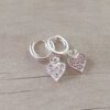 ARO DE ACERO BLANCO ARGOLLA 10 MM CON BISAGRA Y STRASS CON DIJE CORAZÓN C/STRASS BLANCO.
