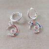 ARO DE ACERO BLANCO ARGOLLA 10 MM CON BISAGRA Y STRASS CON DIJE LUNA C/ESTRELLA C/STRASS MULTICOLOR.