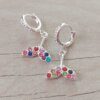 ARO DE ACERO BLANCO ARGOLLA 10 MM CON BISAGRA Y STRASS CON DIJE COLA DE BALLENA C/STRASS MULTICOLOR.