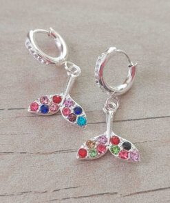 ARO DE ACERO BLANCO ARGOLLA 10 MM CON BISAGRA Y STRASS CON DIJE COLA DE BALLENA C/STRASS MULTICOLOR.