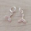 ARO DE ACERO BLANCO ARGOLLA 10 MM CON BISAGRA Y STRASS CON DIJE COLA DE BALLENA C/STRASS BLANCO.
