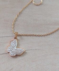 COLGANTE DE ACERO DORADO ESLABÓN ESPEJITO CON DIJE MARIPOSA CON STRASS. LARGO CADENA 44 CM + 4 CM EXT.