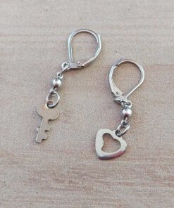 ARO DE ACERO BRISURA CON CORAZÓN/LLAVE COLGANTE. LARGO TOTAL 40 MM