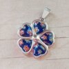 DIJE DE ACERO FLOR 4 CORAZONES DE MURANO AZUL. 27 MM