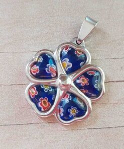 DIJE DE ACERO FLOR 4 CORAZONES DE MURANO AZUL. 27 MM