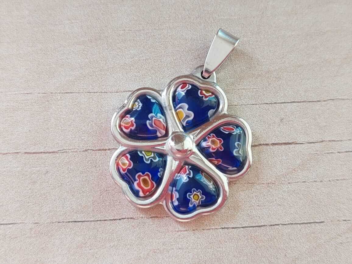 DIJE DE ACERO FLOR 4 CORAZONES DE MURANO AZUL. 27 MM