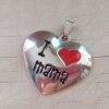 DIJE DE ACERO CORAZÓN ESMALTADO ROJO FRASE MAMÁ . MEDIDA 37 X 32 MM