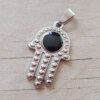 DIJE DE ACERO MANO DE FATIMA CON ESMALTE NEGRO. 22 X 35 MM