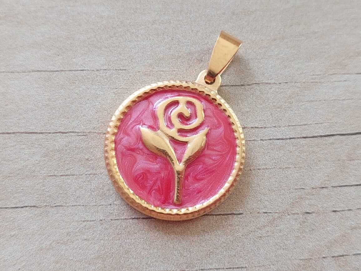DIJE DE ACERO DORADO MEDALLA 25 MM ESMALTADO CORAL CON ROSA