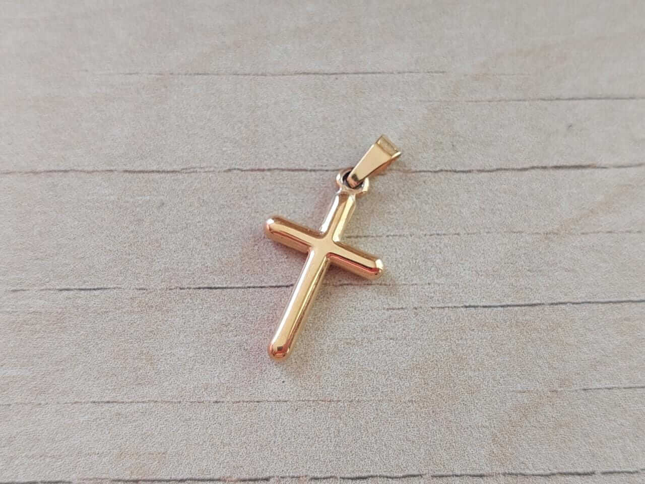 DIJE DE ACERO DORADO CRUZ PALITO. 13 X 23 MM