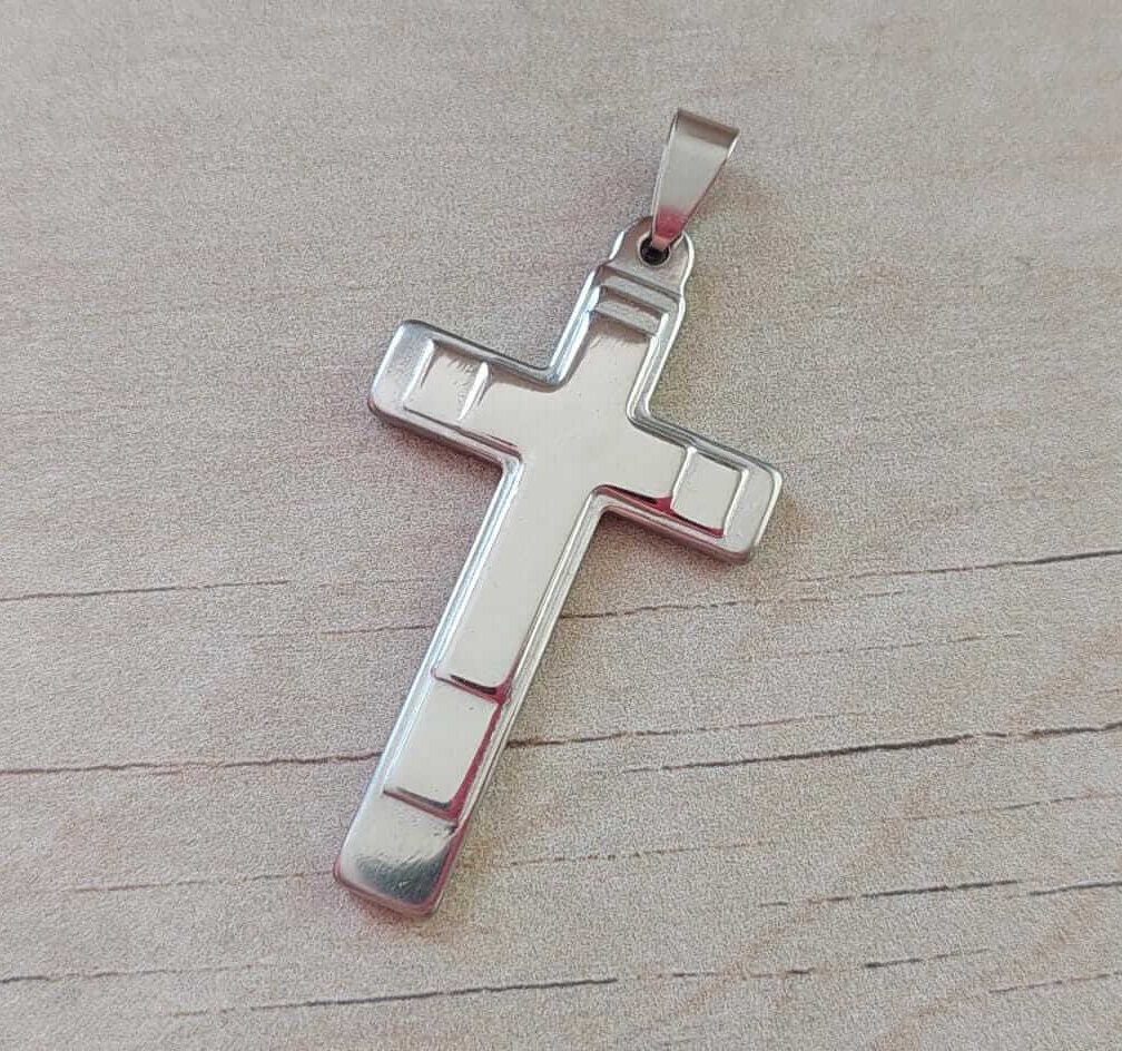 DIJE DE ACERO CRUZ CON CRUZ SUPERPUESTA LISA. 28 X 47 MM