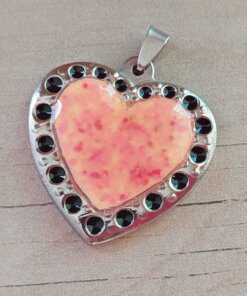 DIJE DE ACERO CORAZÓN ESMALTADO CORAL CON LUNARES NEGROS ALREDEDOR. 37 MM
