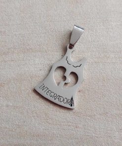 DIJE DE ACERO GUARDAPOLVO MAESTRA INTEGRADORA, 18 X 25 MM