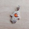 DIJE DE ACERO MANO DE FATIMA CON OJO DE GATO CARAMELO. 19 X 28 MM