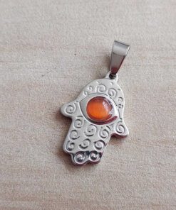 DIJE DE ACERO MANO DE FATIMA CON OJO DE GATO CARAMELO. 19 X 28 MM