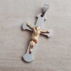DIJE DE ACERO CRUZ CON CRISTO DORADO.  31 X 50 MM