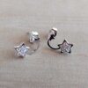 ARO DE ACERO BLANCO ARCO CON ESTRELLA CHICA Y ESTRELLA GRANDE CON STRASS. 15 X 10 MM
