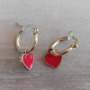 ARO DE ACERO DORADO ARGOLLA 13 MM CON DIJE CORAZÓN ESMALTADO ROJO