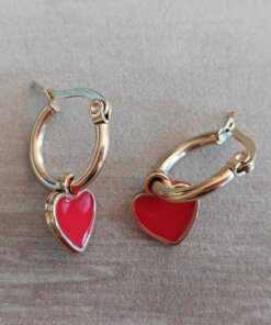 ARO DE ACERO DORADO ARGOLLA 13 MM CON DIJE CORAZÓN ESMALTADO ROJO