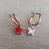 ARO DE ACERO DORADO ARGOLLA 13 MM CON DIJE ESTRELLA ESMALTADO ROJO