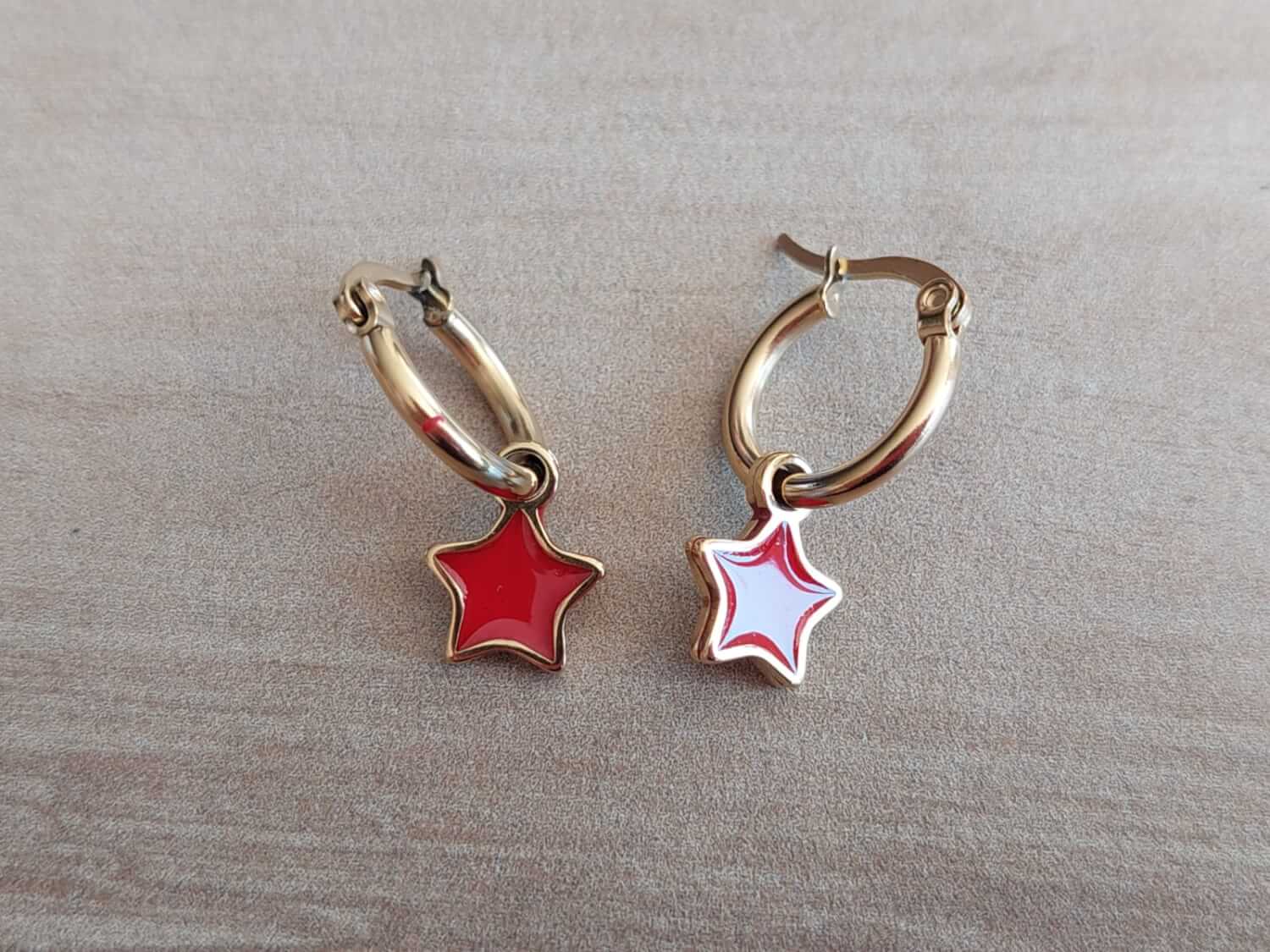 ARO DE ACERO DORADO ARGOLLA 13 MM CON DIJE ESTRELLA ESMALTADO ROJO