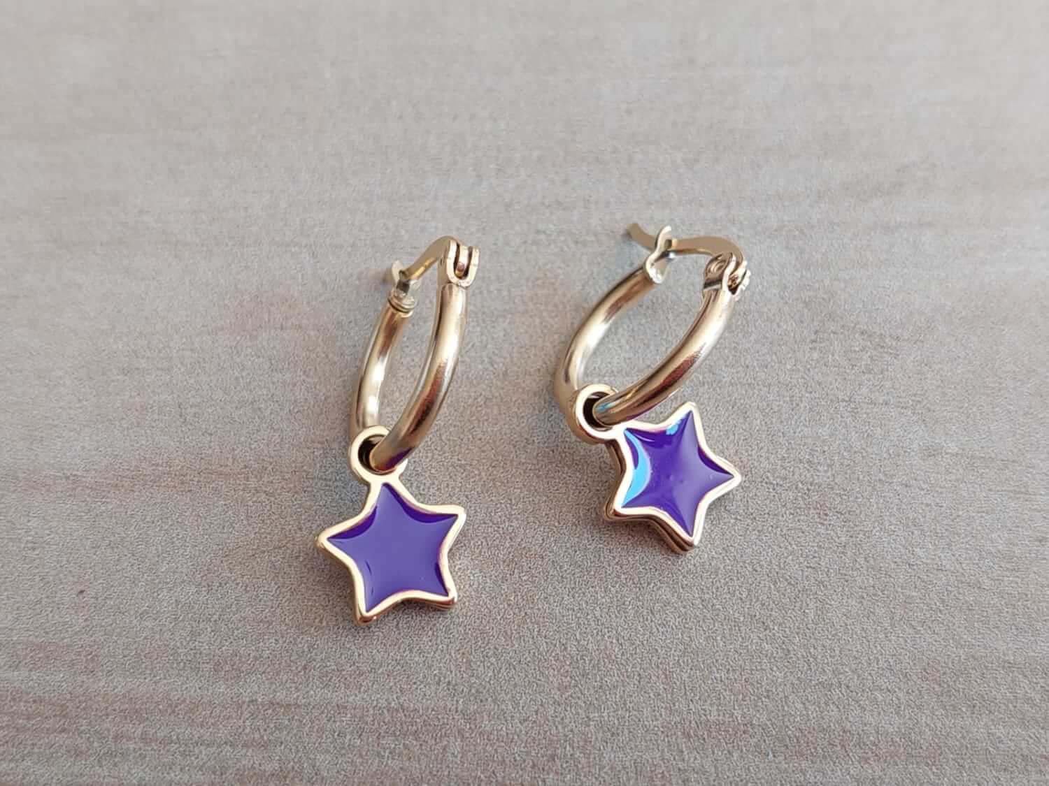 ARO DE ACERO DORADO ARGOLLA 13 MM CON DIJE ESTRELLA ESMALTADO VIOLETA