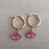 ARO DE ACERO DORADO ARGOLLA 13 MM CON DIJE OJO ESMALTADO FUCSIA
