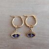 ARO DE ACERO DORADO ARGOLLA 13 MM CON DIJE OJO ESMALTADO AZUL.