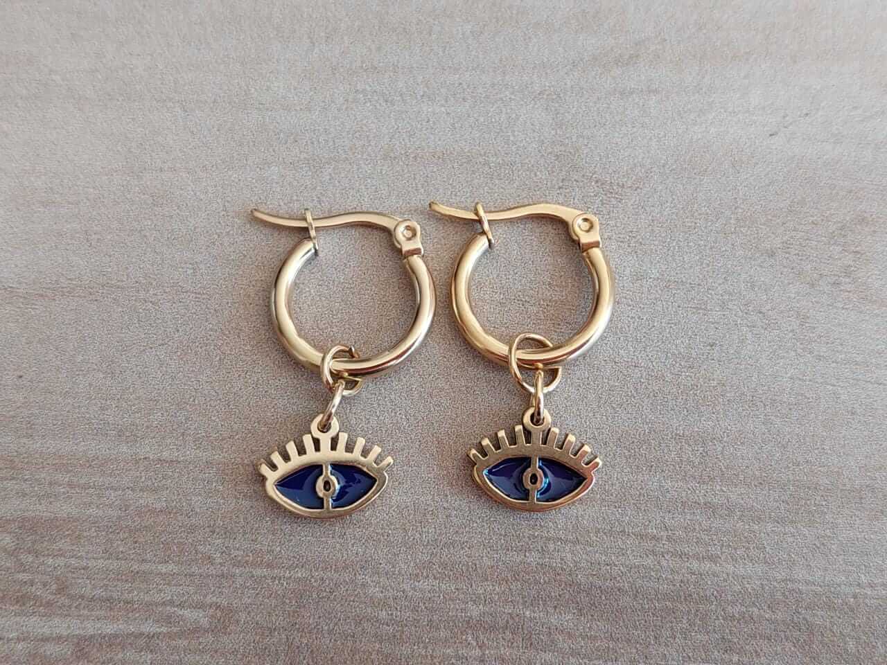 ARO DE ACERO DORADO ARGOLLA 13 MM CON DIJE OJO ESMALTADO AZUL.