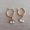 ARO DE ACERO DORADO ARGOLLA 13 MM CON DIJE OJO ESMALTADO BLANCO