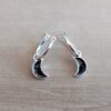 ARO DE ACERO BLANCO ARGOLLA 13 MM CON DIJE LUNA ESMALTADA NEGRO