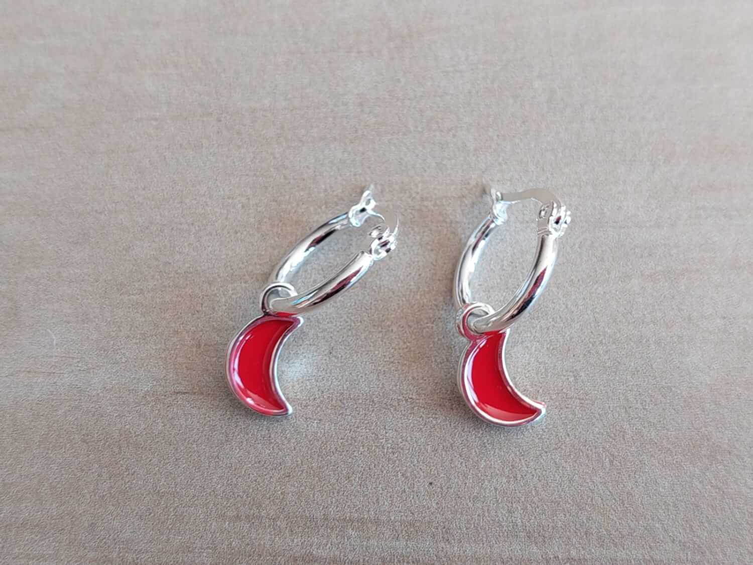 ARO DE ACERO BLANCO ARGOLLA 13 MM CON DIJE LUNA ESMALTADA ROJO