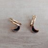 ARO DE ACERO DORADO ARGOLLA 13 MM CON DIJE LUNA ESMALTADO NEGRO.