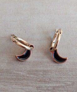 ARO DE ACERO DORADO ARGOLLA 13 MM CON DIJE LUNA ESMALTADO NEGRO.