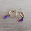 ARO DE ACERO DORADO ARGOLLA 13 MM CON DIJE LUNA ESMALTADA VIOLETA.