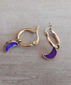 ARO DE ACERO DORADO ARGOLLA 13 MM CON DIJE LUNA ESMALTADA VIOLETA.