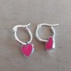 ARO DE ACERO BLANCO ARGOLLA 13 MM CON DIJE CORAZÓN ESMALTADO FUCSIA